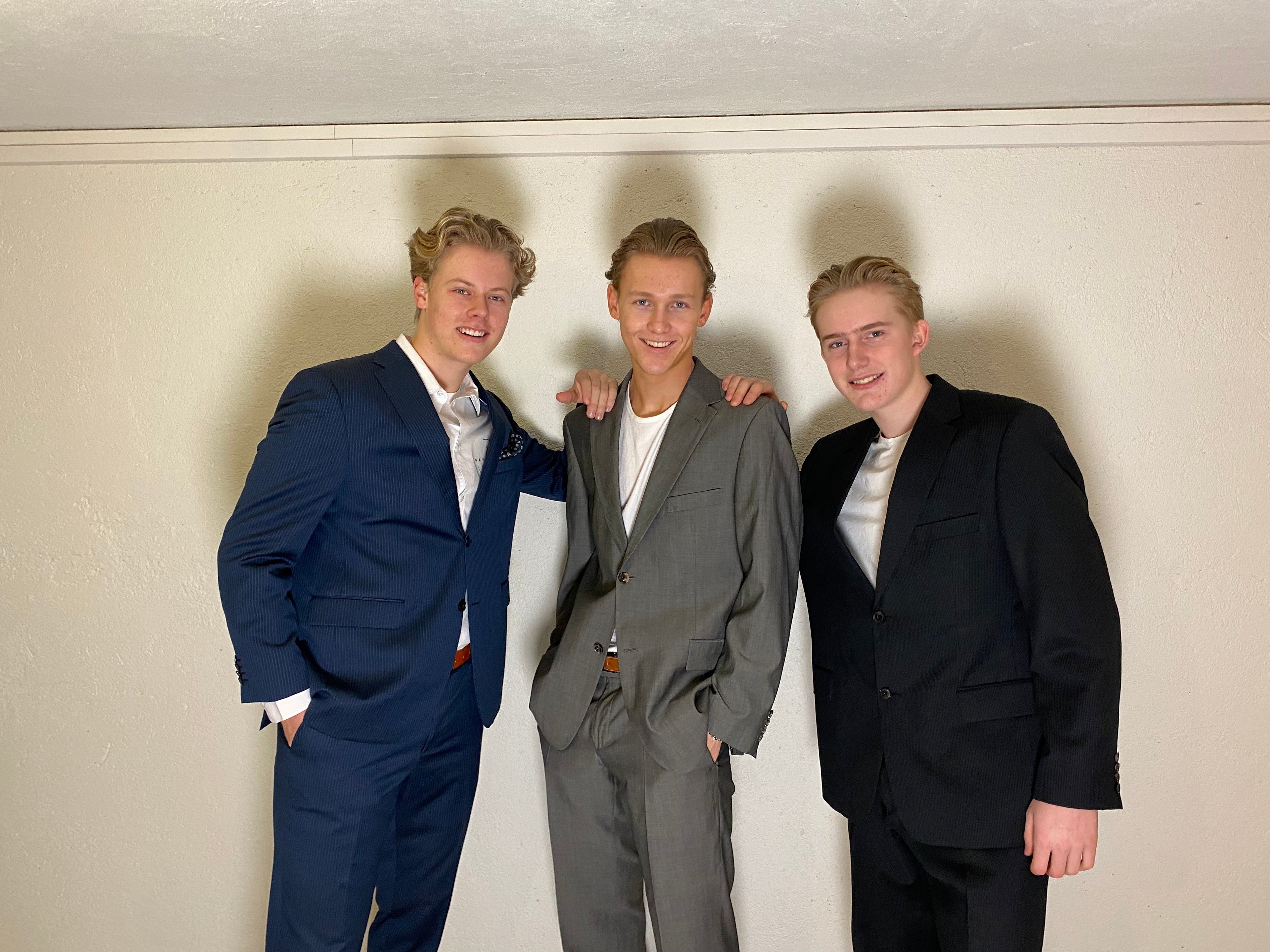 Bilde av 3 menn i dress